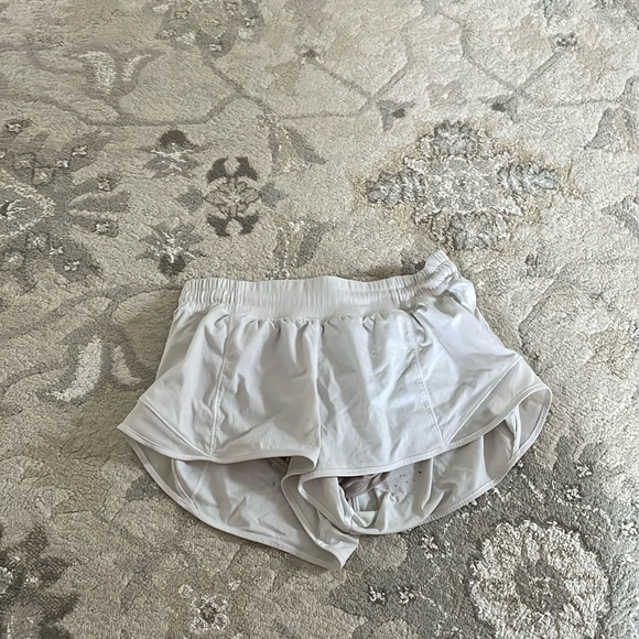 LULULEMON HOTTY HOT 2.5 SHORTS - Picture 1 of 2